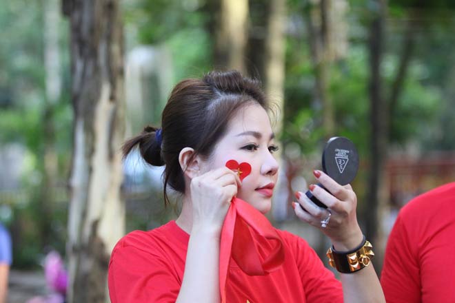 Fan nữ xinh đẹp Việt nô nức thổi lửa đại chiến Philippines - 4
