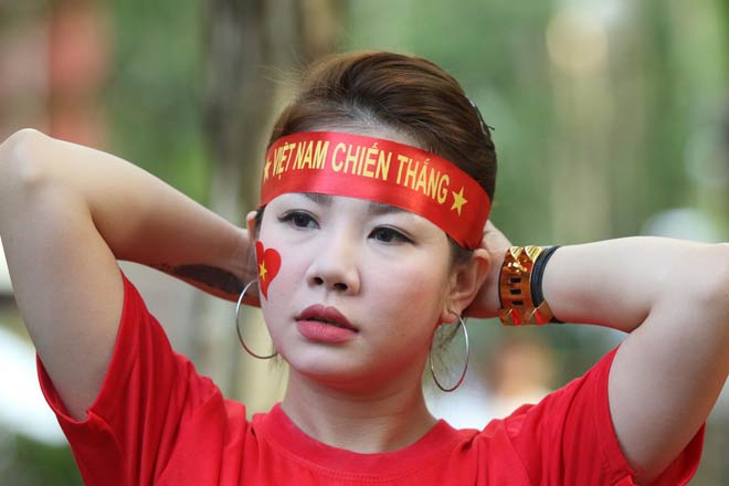 Fan nữ xinh đẹp Việt nô nức thổi lửa đại chiến Philippines - 6