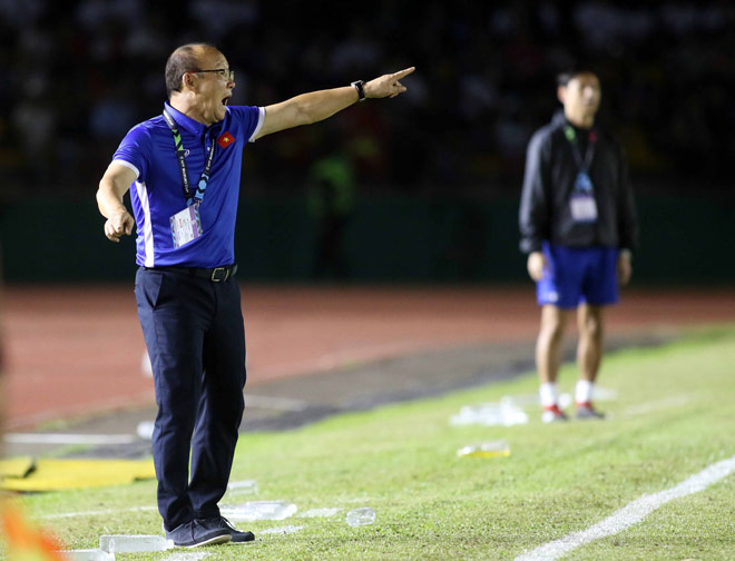 HLV Philippines lương 1,8 tỷ/tháng bất lực nhìn Park Hang Seo trổ tài - 1