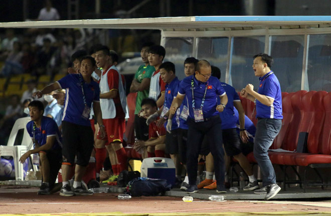 HLV Philippines lương 1,8 tỷ/tháng bất lực nhìn Park Hang Seo trổ tài - 10