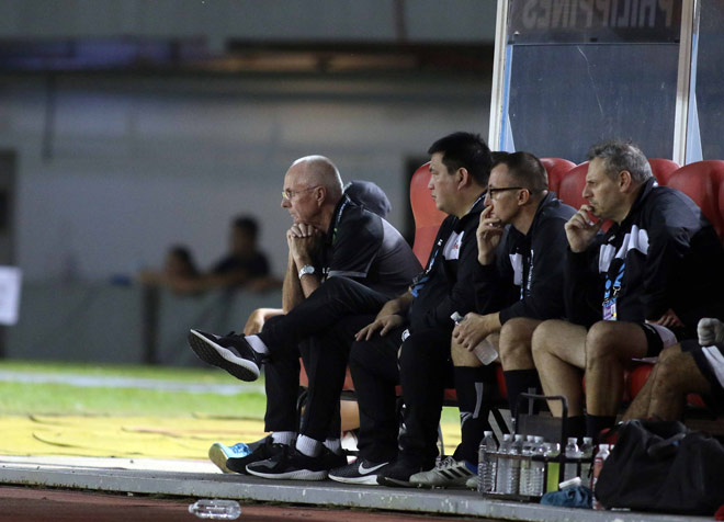 HLV Philippines lương 1,8 tỷ/tháng bất lực nhìn Park Hang Seo trổ tài - 2