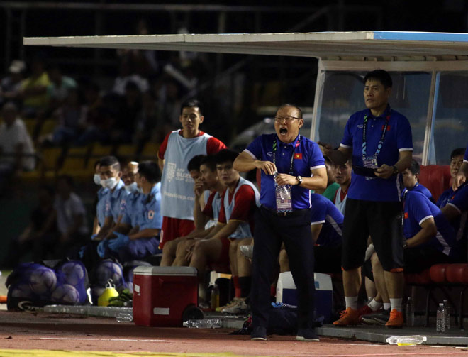 HLV Philippines lương 1,8 tỷ/tháng bất lực nhìn Park Hang Seo trổ tài - 7