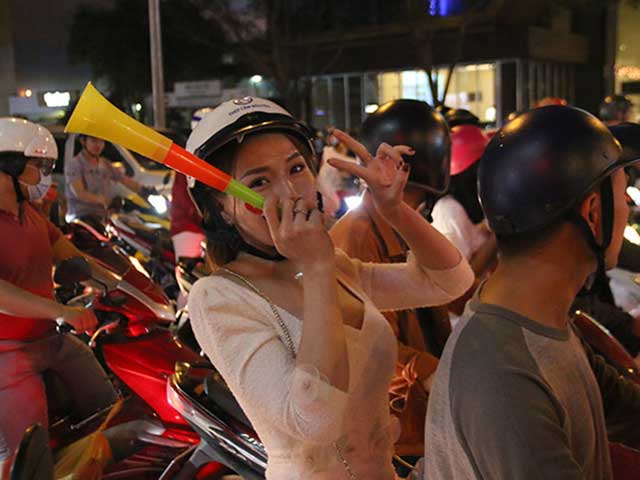 Bóng đá - Hot girl Sài Gòn “bão lớn” mừng ĐT Việt Nam chiến thắng