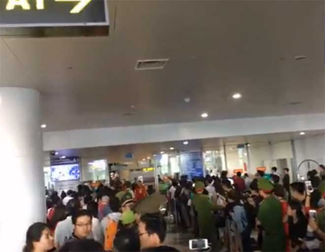 ĐT Việt Nam về nước: Biển người chào đón ở Nội Bài - 1