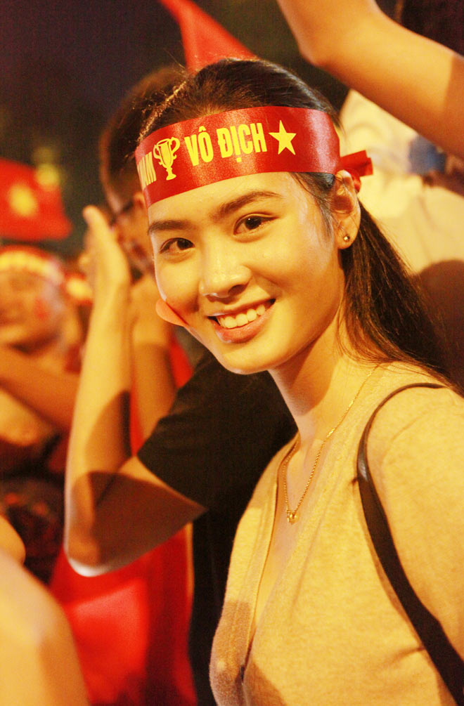 “Cô gái xinh nhất vịnh Bắc Bộ” đi bão mừng chiến thắng của tuyển Việt Nam - 1