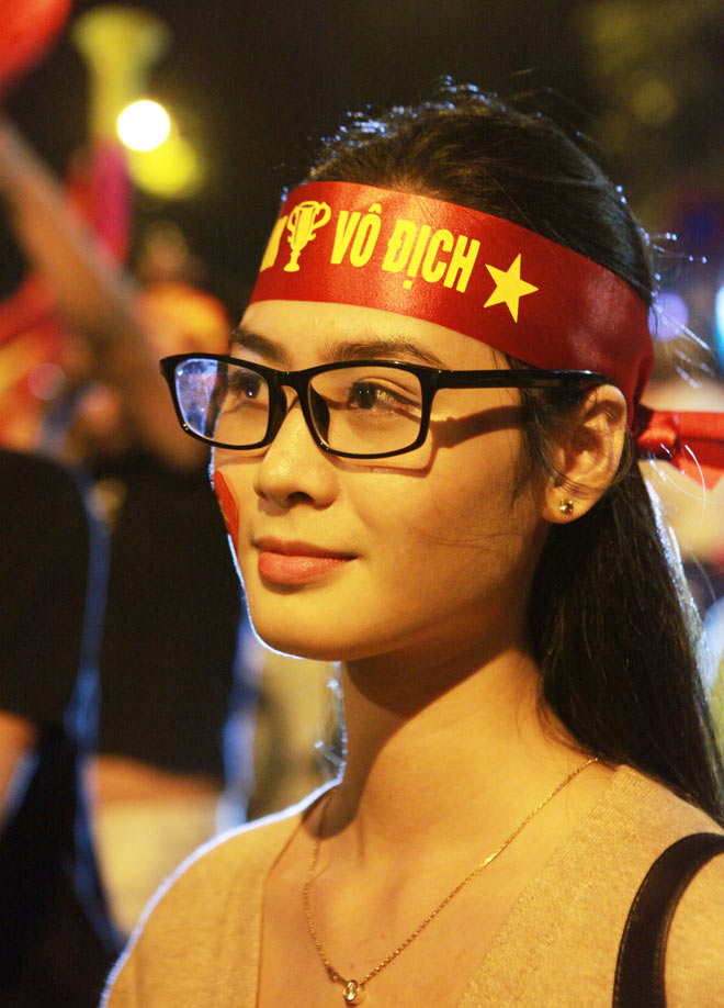 “Cô gái xinh nhất vịnh Bắc Bộ” đi bão mừng chiến thắng của tuyển Việt Nam - 7