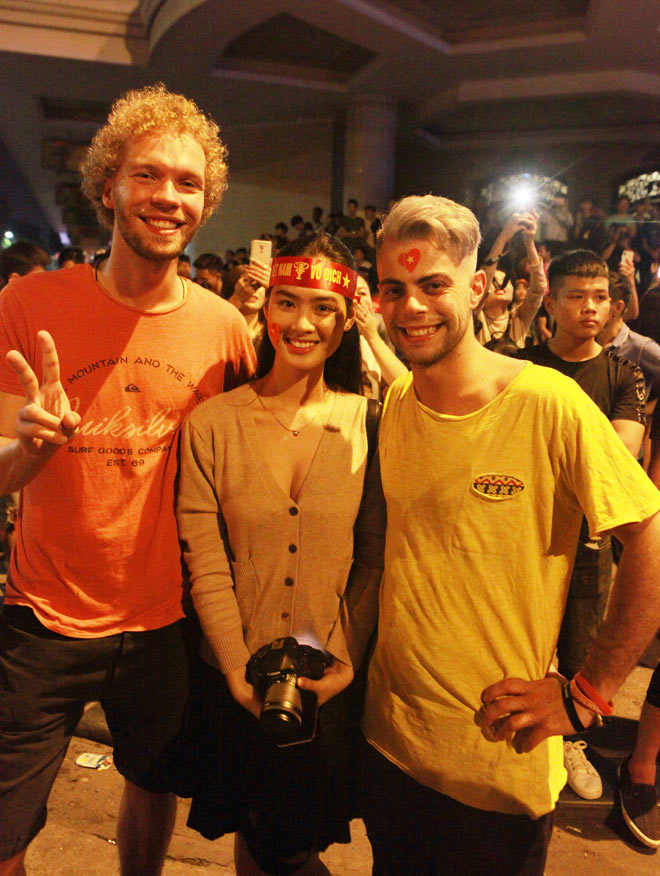 “Cô gái xinh nhất vịnh Bắc Bộ” đi bão mừng chiến thắng của tuyển Việt Nam - 6