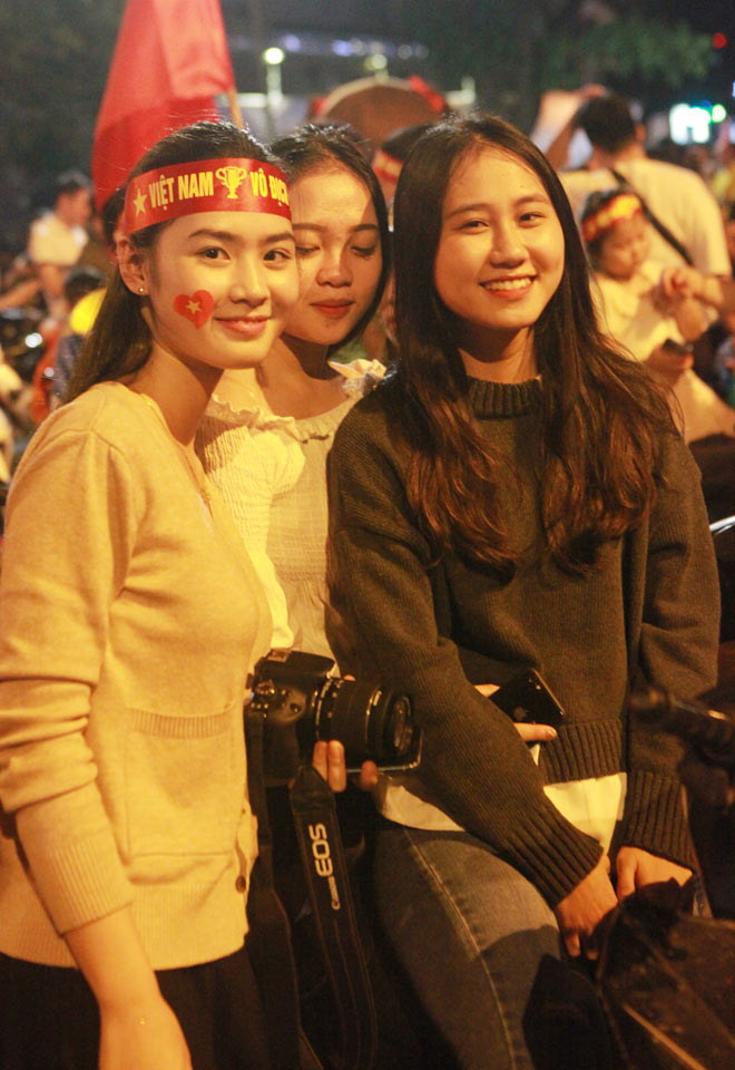 “Cô gái xinh nhất vịnh Bắc Bộ” đi bão mừng chiến thắng của tuyển Việt Nam - 4