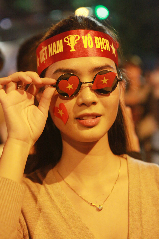 “Cô gái xinh nhất vịnh Bắc Bộ” đi bão mừng chiến thắng của tuyển Việt Nam - 5