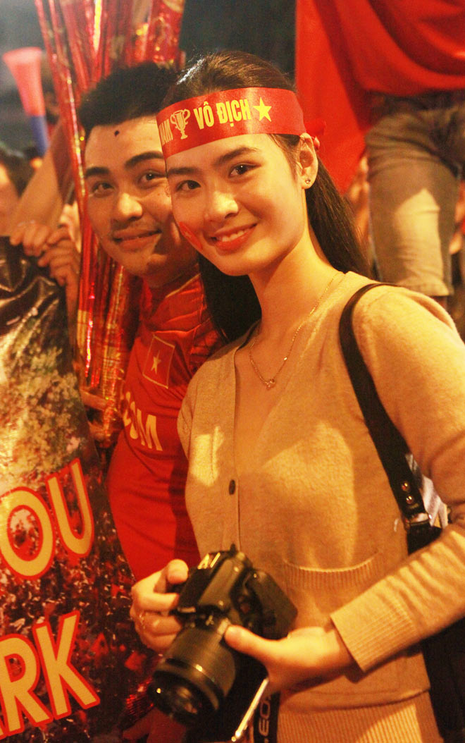 “Cô gái xinh nhất vịnh Bắc Bộ” đi bão mừng chiến thắng của tuyển Việt Nam - 8