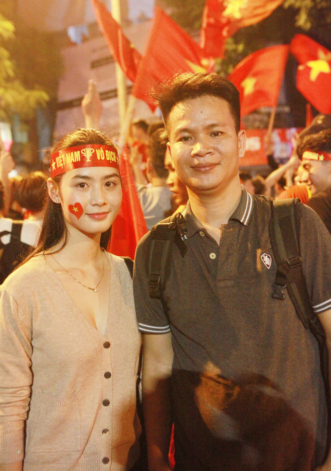 “Cô gái xinh nhất vịnh Bắc Bộ” đi bão mừng chiến thắng của tuyển Việt Nam - 3