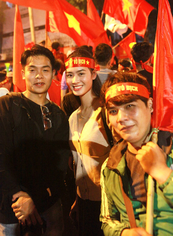 “Cô gái xinh nhất vịnh Bắc Bộ” đi bão mừng chiến thắng của tuyển Việt Nam - 2