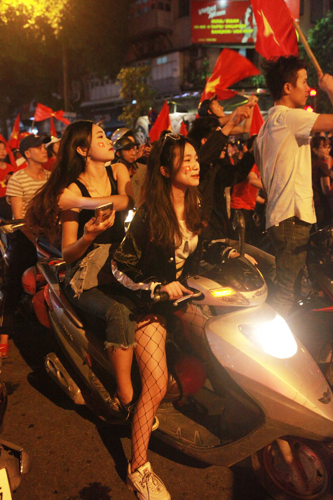 “Cô gái xinh nhất vịnh Bắc Bộ” đi bão mừng chiến thắng của tuyển Việt Nam - 11