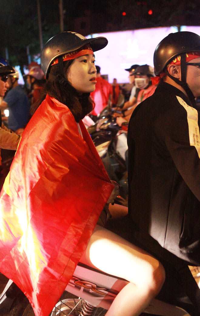 “Cô gái xinh nhất vịnh Bắc Bộ” đi bão mừng chiến thắng của tuyển Việt Nam - 9