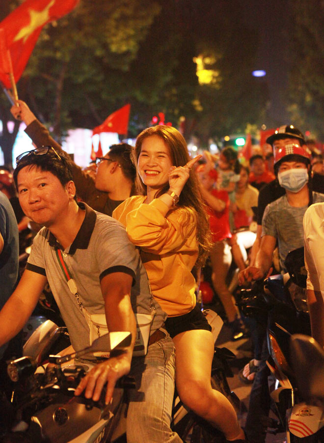 “Cô gái xinh nhất vịnh Bắc Bộ” đi bão mừng chiến thắng của tuyển Việt Nam - 13