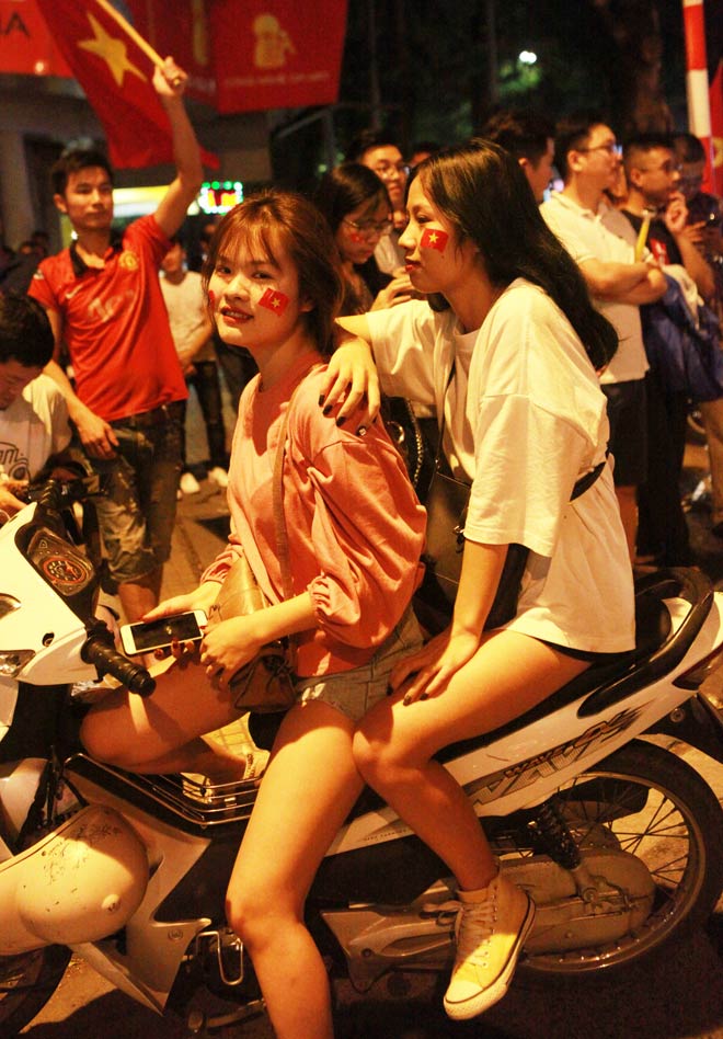 “Cô gái xinh nhất vịnh Bắc Bộ” đi bão mừng chiến thắng của tuyển Việt Nam - 14