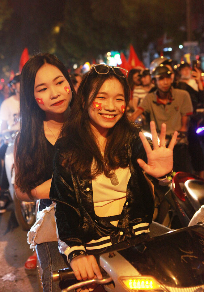 “Cô gái xinh nhất vịnh Bắc Bộ” đi bão mừng chiến thắng của tuyển Việt Nam - 12