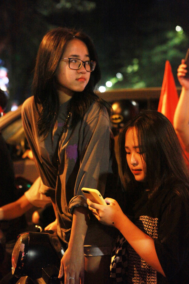 “Cô gái xinh nhất vịnh Bắc Bộ” đi bão mừng chiến thắng của tuyển Việt Nam - 10