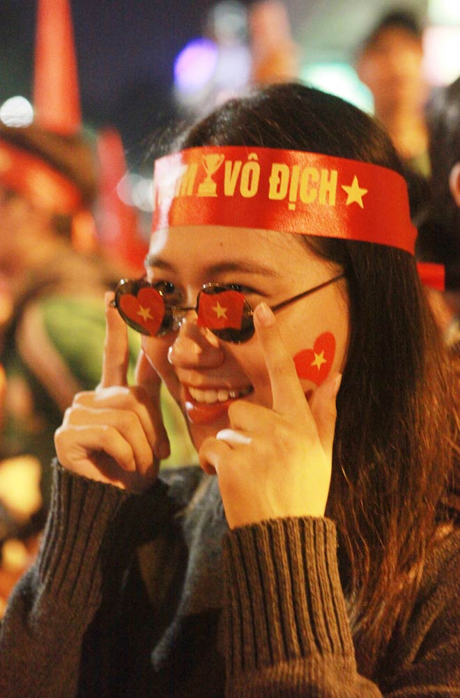 “Cô gái xinh nhất vịnh Bắc Bộ” đi bão mừng chiến thắng của tuyển Việt Nam - 4