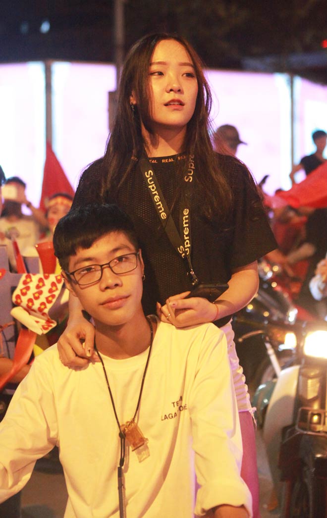 “Cô gái xinh nhất vịnh Bắc Bộ” đi bão mừng chiến thắng của tuyển Việt Nam - 2