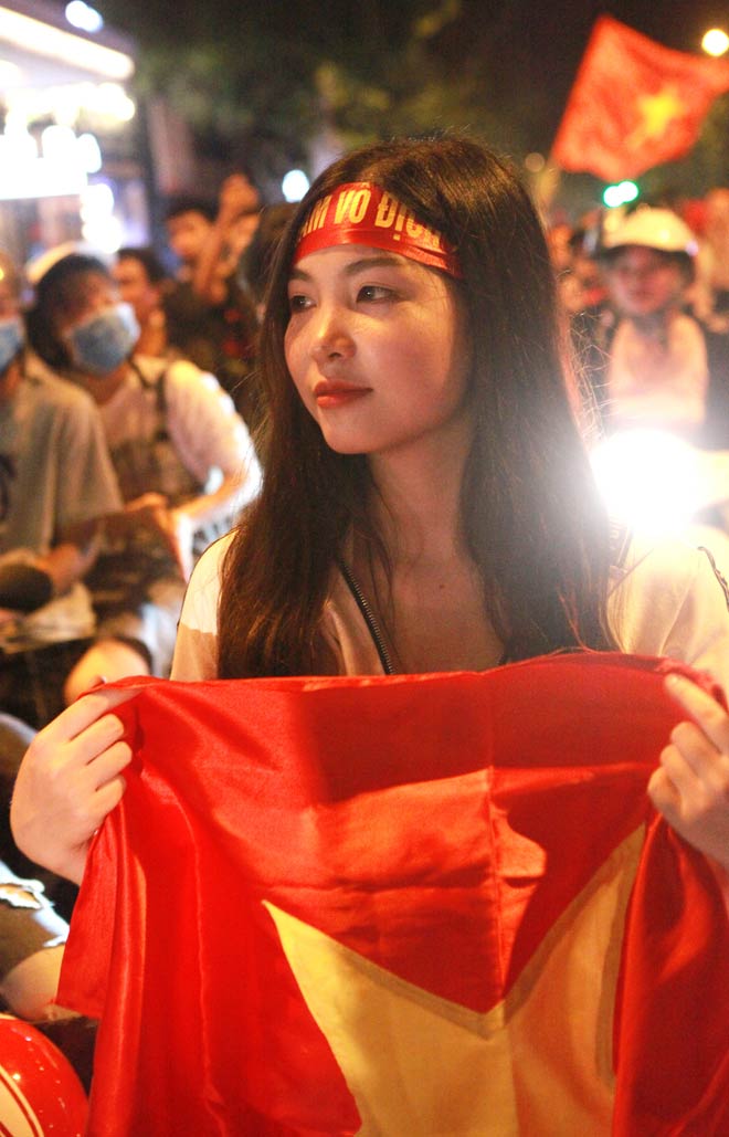 “Cô gái xinh nhất vịnh Bắc Bộ” đi bão mừng chiến thắng của tuyển Việt Nam - 3