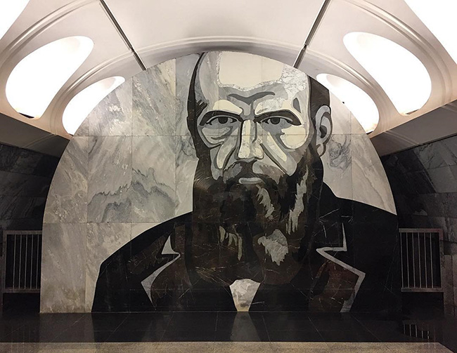 Nhà ga Dostoyevskaya, được đặt tên theo nhà văn Fyodor Dostoyevsky. Rất hoành tráng và ấn tượng.
