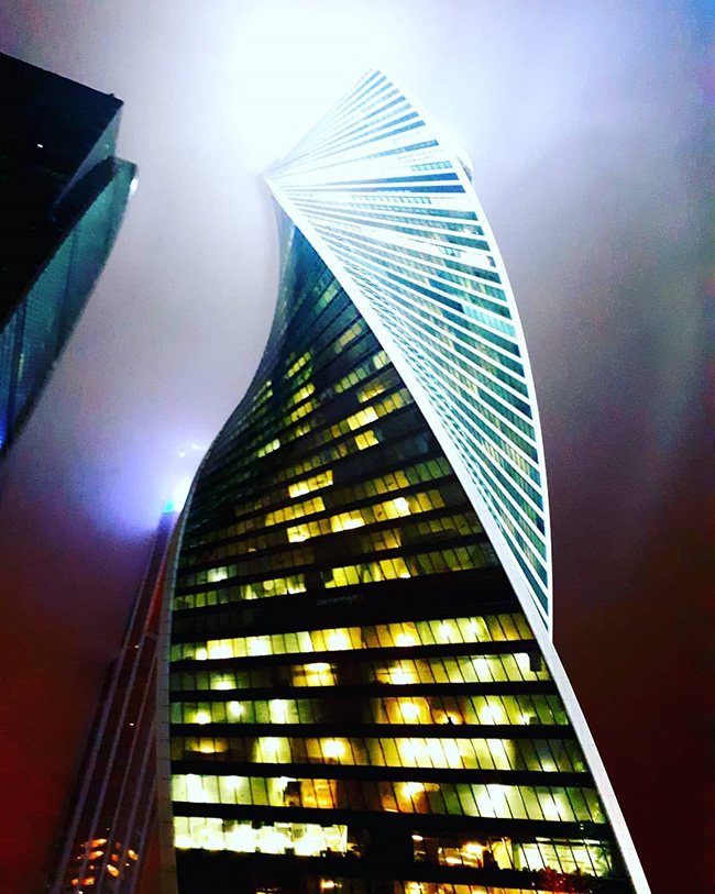 Trung tâm kinh doanh quốc tế Moscow còn được gọi là Moscow-City. Nó có một số tòa nhà với kiến trúc khá độc đáo bao gồm tòa nhà này: Tháp Evolution, cao 53 tầng.