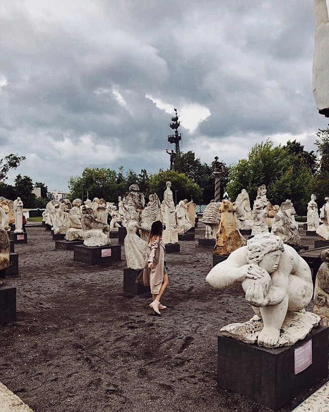 Và đây là một nghĩa trang có một không hai trên thế giới với những bức tượng nghệ thuật được điêu khắc rất tinh tế. Nghĩa trang này cũng là một phần trong công viên Muzeon ở Moscow.
