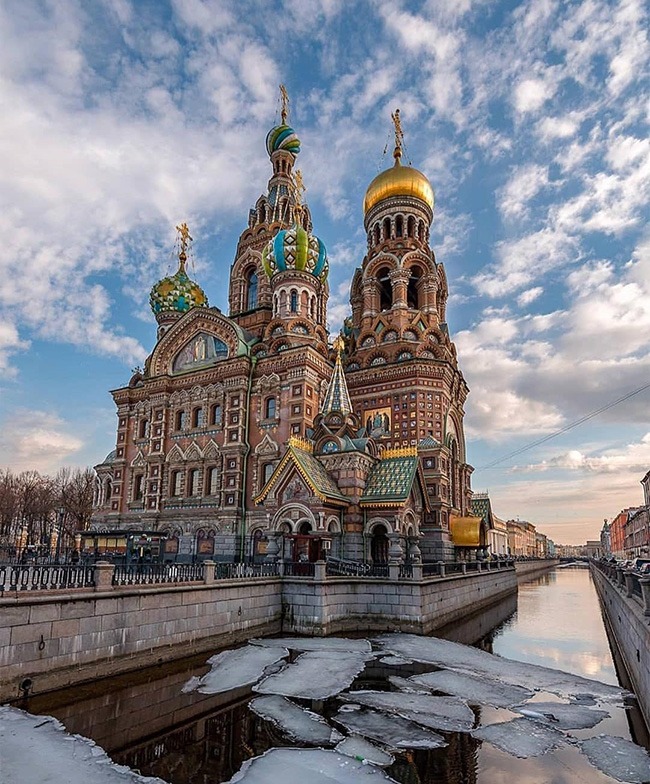 Đây là Nhà Thờ Phục Sinh của Chúa Kitô. Một nhà thờ đẹp vào loại nhất thế giới với kiến trúc cổ và những trang trí rất xa hoa lộng lẫy. Nhà thờ này nằm ở Saint Petersburg, và được xây dựng trên vị trí mà Hoàng đế Alexander II bị sát hại.