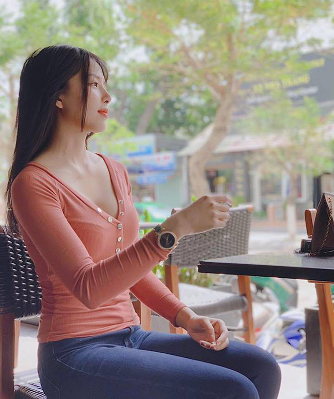 Khánh Vy sinh năm 1994, là người quê gốc Khánh Hoà.