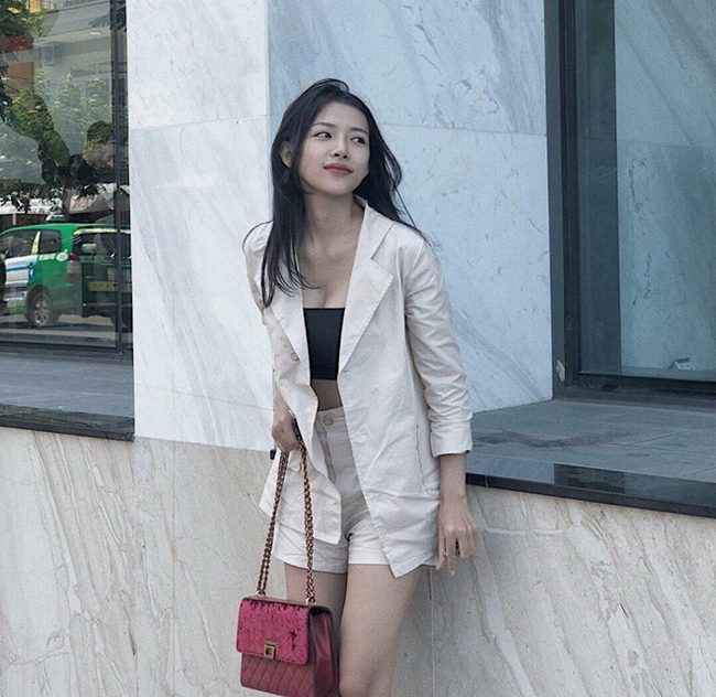 Ban đầu, Khánh Vy&nbsp;cũng buồn nhiều về chuyện này, nhưng dần dần cô&nbsp;vẫn thông cảm và thấu hiểu cho công việc của bạn trai.&nbsp;&#34;Hiện, chúng tôi đã có thể tự do ở bên nhau, công ty quản lý cũng đã tôn trọng và không còn can thiệp vào chuyện đời tư của tôi&#34;, Mạnh Quỳnh chia sẻ.