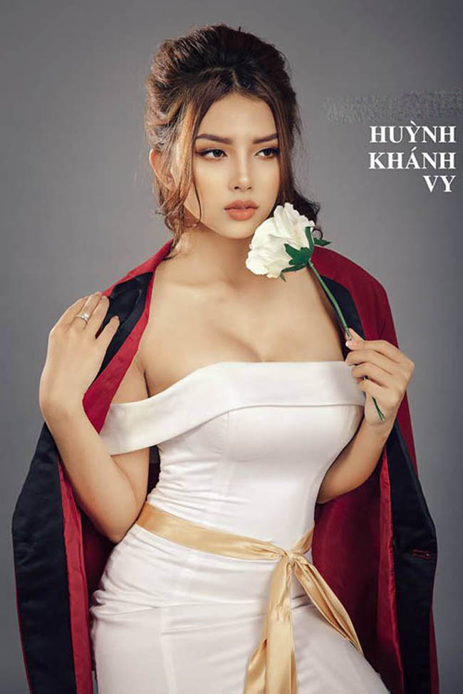 &#34;Mỗi ngày, tôi&nbsp;phụ giúp gia đình kinh doanh, rảnh rỗi lại đi câu cá, dành nhiều thời gian ở bên bạn gái và nuôi dưỡng cảm xúc để viết thêm nhiều ca khúc mới&#34;, cho chia sẻ.