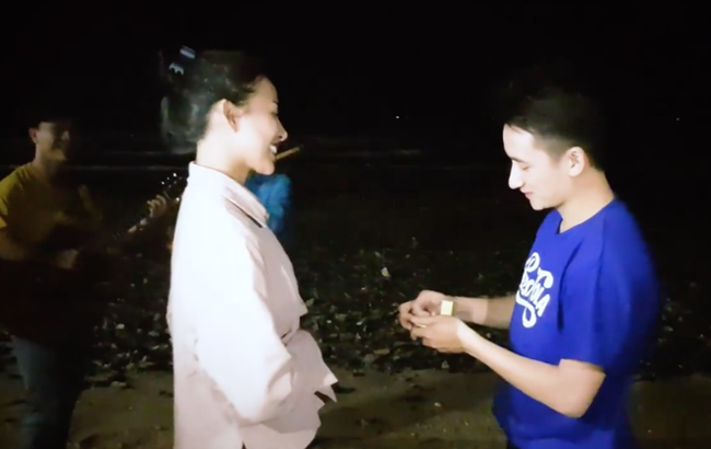 Tháng 9 vừa qua, Phan Mạnh Quỳnh đã có màn cầu hôn bạn gái giản dị nhưng cũng không kém phần lãng mạn trên biển