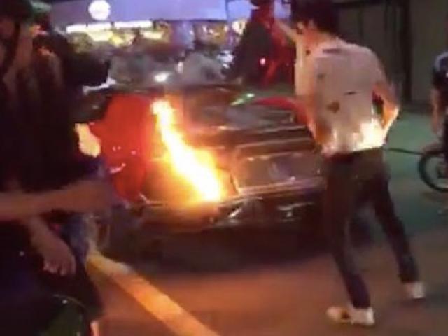 Siêu xe Lamborghini nẹt pô “đi bão”, cháy ngùn ngụt ở Đà Nẵng