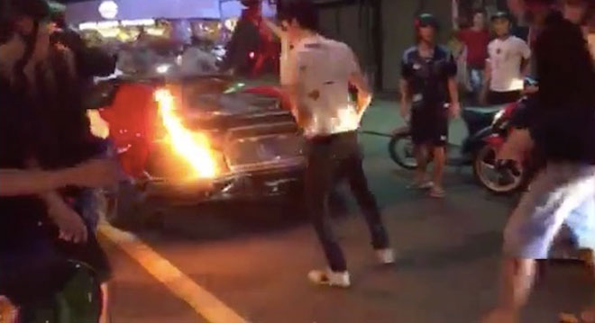 Siêu xe Lamborghini nẹt pô “đi bão”, cháy ngùn ngụt ở Đà Nẵng - 1
