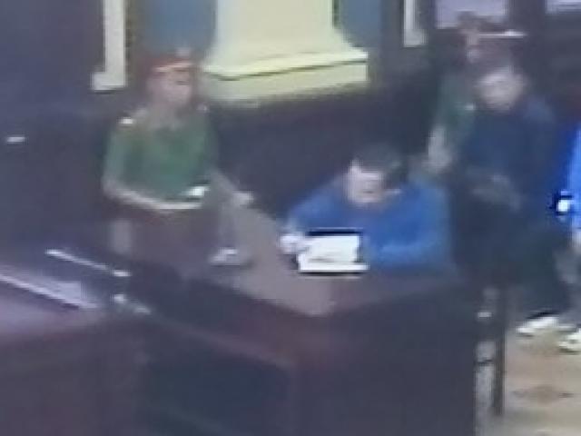 Tin tức trong ngày - Gần 1 giờ, Vũ "nhôm" ngồi viết dưới sự giám sát của cảnh sát