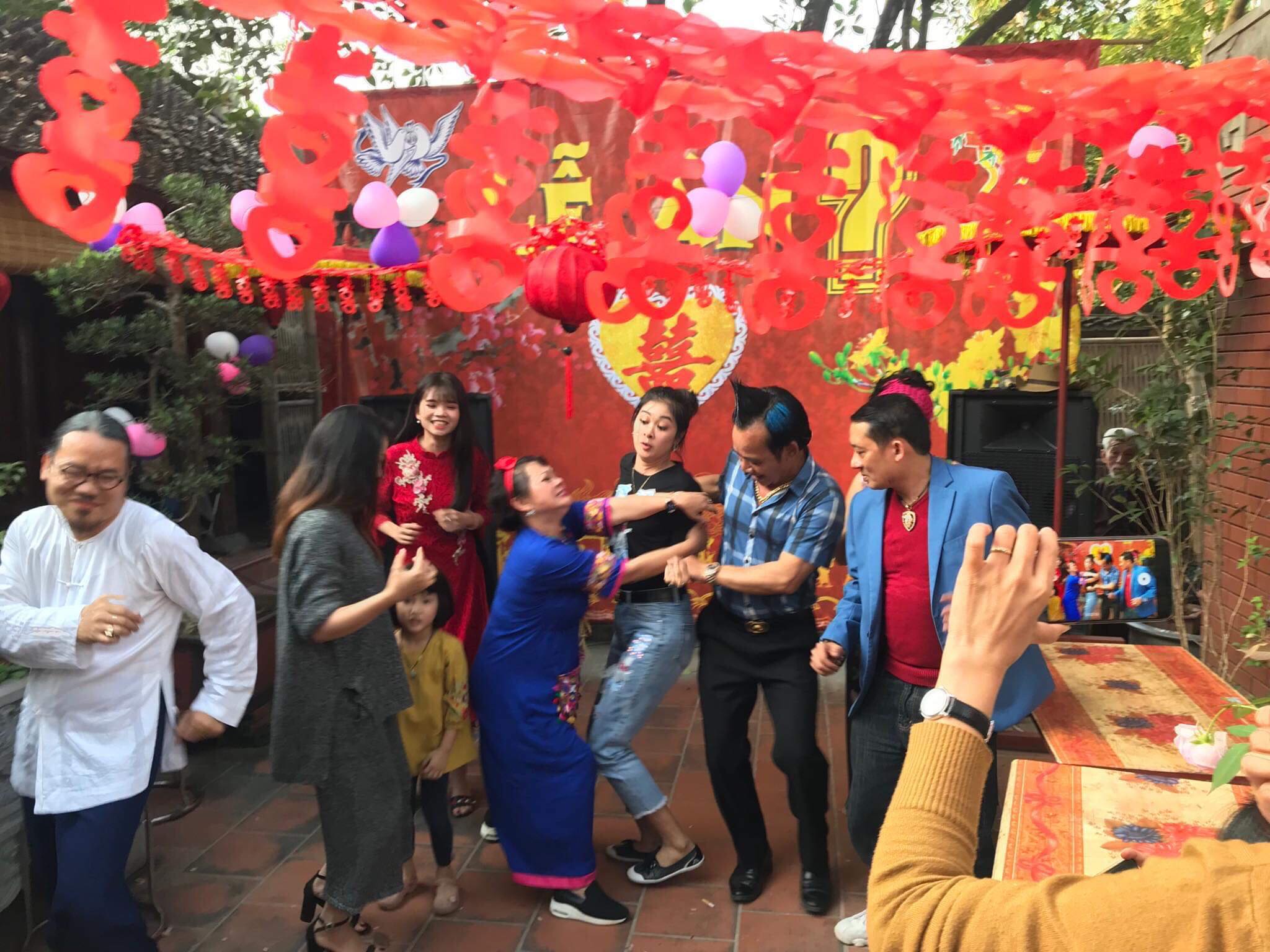 Ngã ngửa thân thế "cô bồ" được Quang Tèo dùng tay đo chân dài sexy - 6