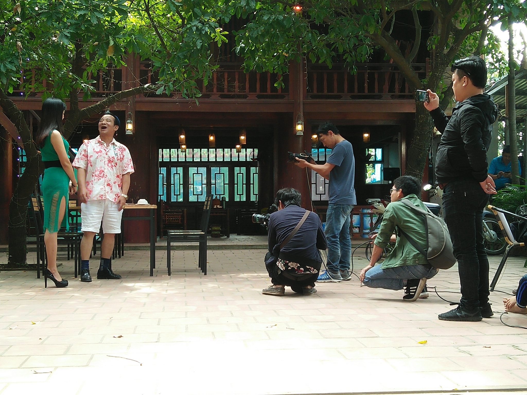 Ngã ngửa thân thế "cô bồ" được Quang Tèo dùng tay đo chân dài sexy - 9