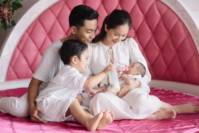 Ông xã Khánh Thi đáp trả kẻ xấu miệng mỉa mai lấy vợ già cách này - 1