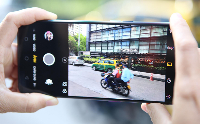 Camera bắt nét rất tốt, dù chụp chiếc xe di chuyển với tốc độ cao.