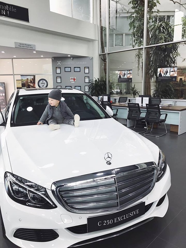 Nói về lý do đổi xe nhanh như đổi áo trong vòng 1 năm, Ly Kute trả lời trong một bình luận với một người bạn và cho biết, cô đổi xe vì chiếc xe cũ màu trắng &#34;không hợp mệnh&#34; với người đẹp.