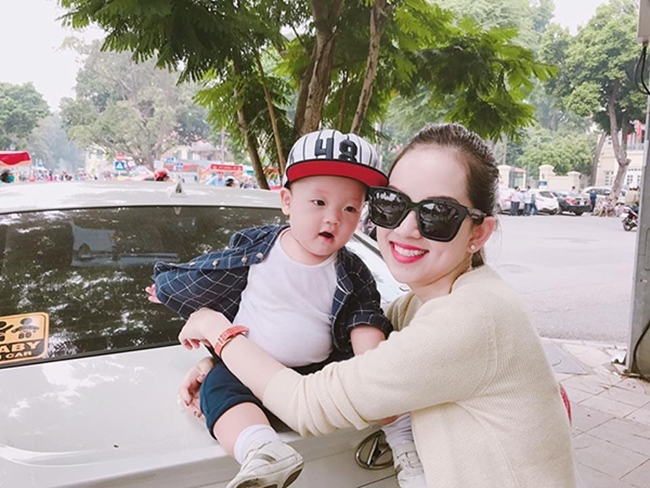 Nhiều người hâm mộ gửi lời chúc mừng và không quên bày tỏ sự ngưỡng mộ với bà mẹ đơn thân. Dù nuôi con một mình song Ly Kute luôn chia sẻ hình ảnh hạnh phúc. Cô luôn biết cách hưởng thụ cuộc sống bên con cái, người thân và bạn bè.