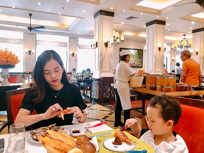 Dù làm mẹ đơn thân nhưng trong nhiều năm qua Ly Kute vẫn chăm con tốt và hoàn thành&nbsp; công việc của mình.