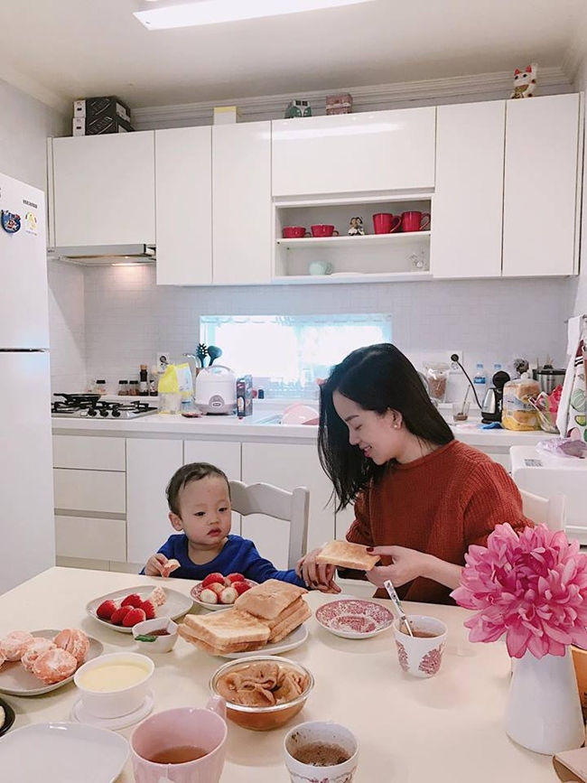 Trước đó, người đẹp 9X chia sẻ hình ảnh đưa con trai và mẹ ruột đi du lịch Hàn Quốc. Cô thuê một căn hộ với đầy đủ tiện nghi làm nơi nghỉ ngơi.