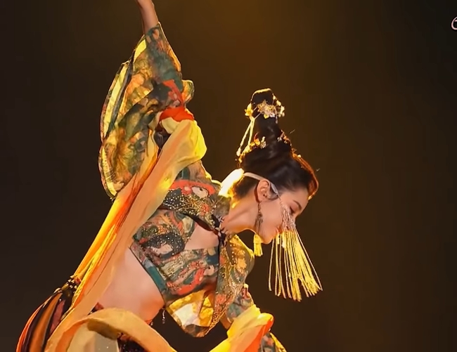 Cáp Ni Khắc Tư được nhiều người biết đến sau màn xuất hiện đẹp như tiên nữ giáng trần trong show truyền hình "Quốc Phong Mỹ Thiếu Niên" của đài iQiYi.