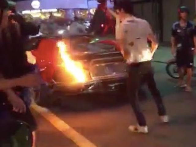 Tin tức trong ngày - Nóng 24h qua: Siêu xe Lamborghini cháy ngùn ngụt khi "đi bão"