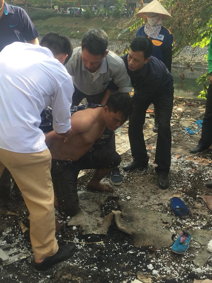 Nóng 24h qua: Siêu xe Lamborghini cháy ngùn ngụt khi "đi bão" - 4