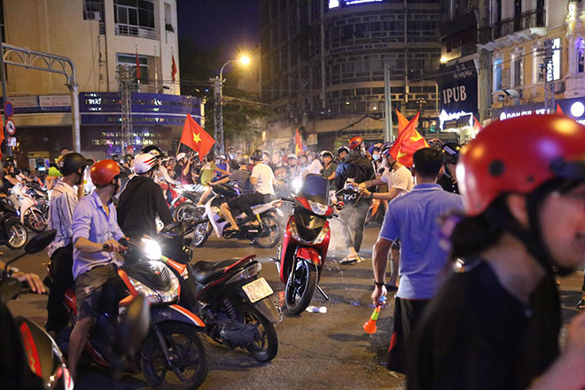 Nóng 24h qua: Siêu xe Lamborghini cháy ngùn ngụt khi "đi bão" - 3