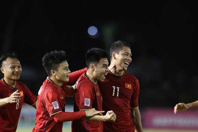 ĐT Việt Nam về nước: Biển người chào đón ở Nội Bài - 7