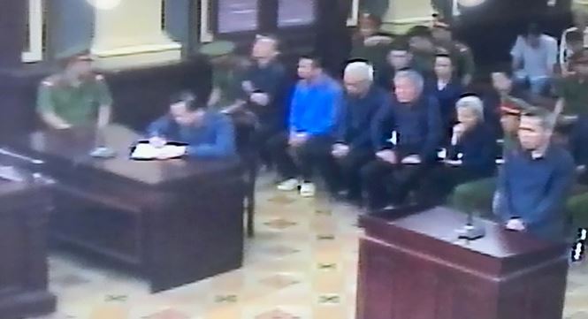 Hé lộ nội dung Vũ 'nhôm' viết trên giấy tại tòa sáng nay - 2